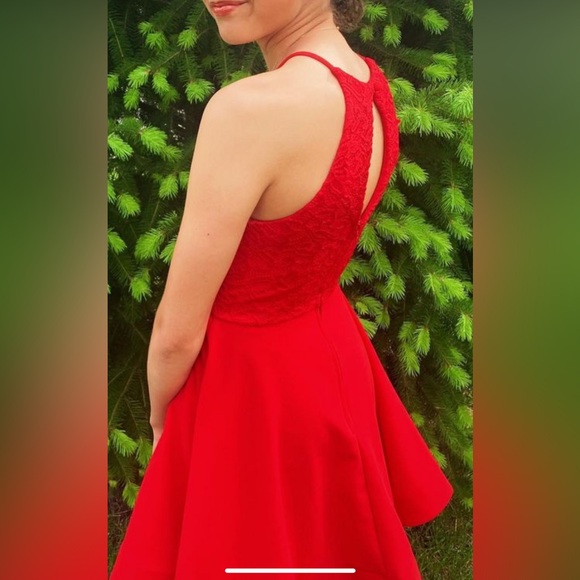 Stunning red cocktail dress in a Size 1/2. - Picture 3 of 4